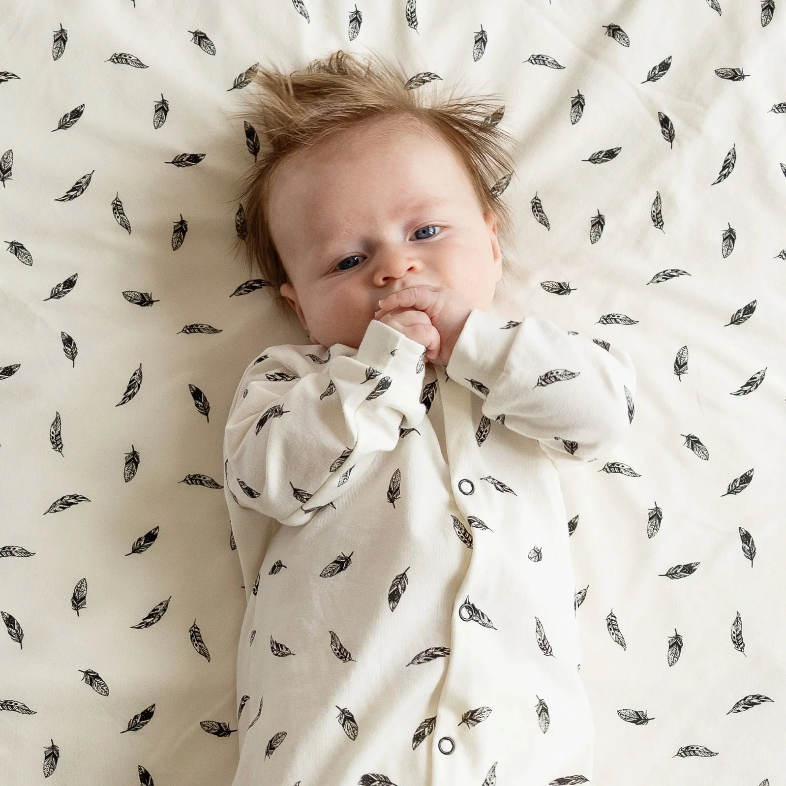 Feather print cotton sleepsuit