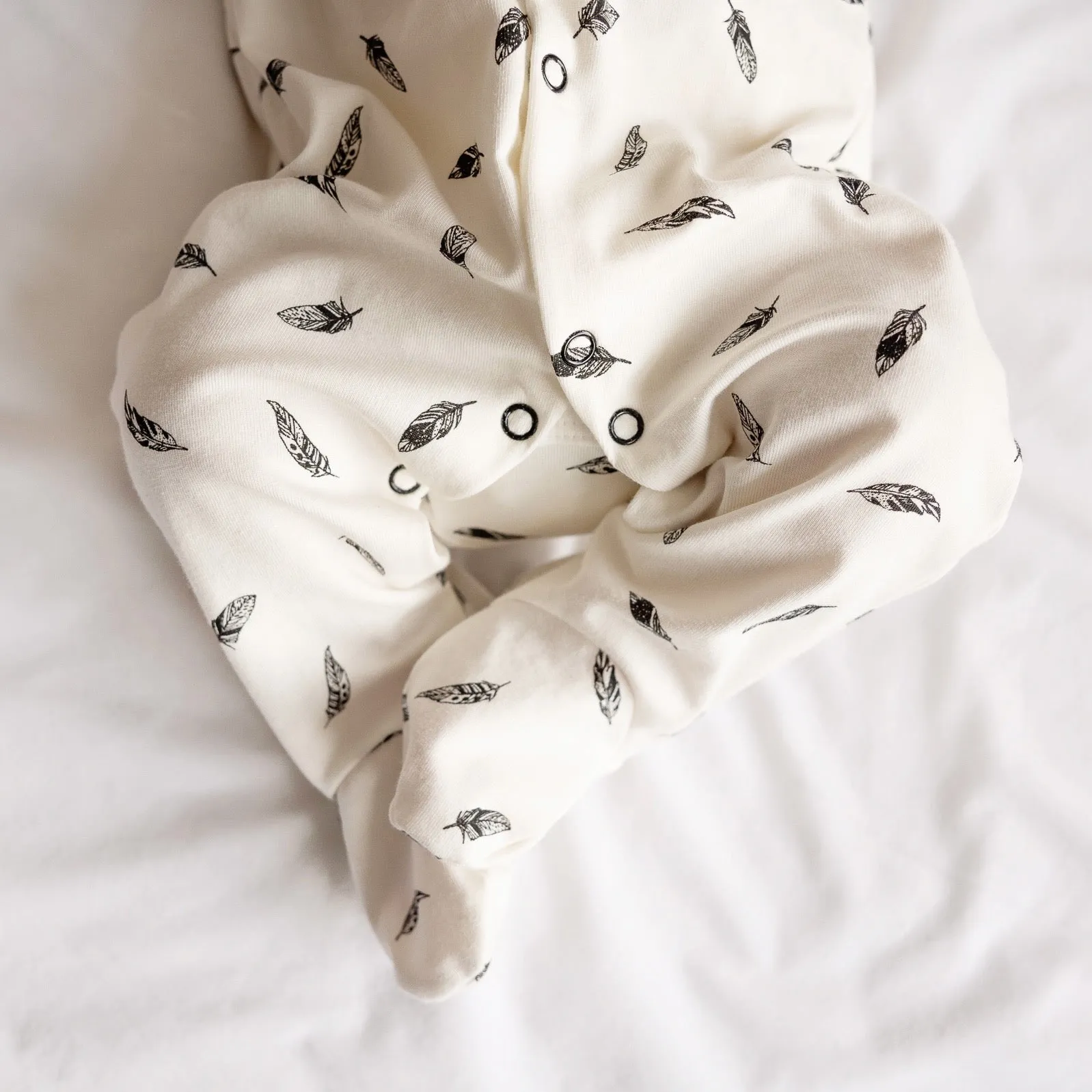 Feather print cotton sleepsuit