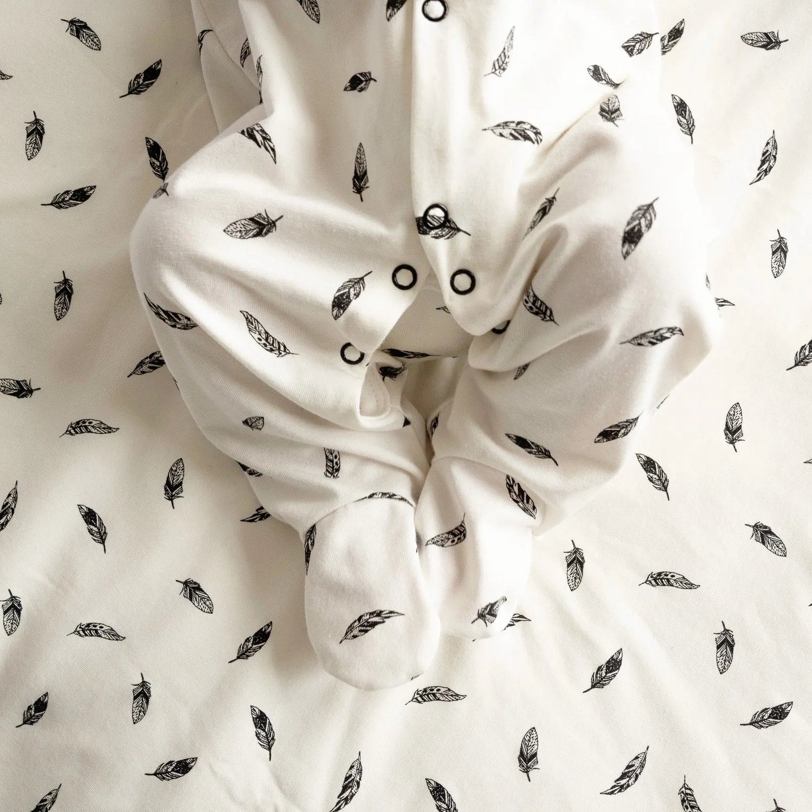 Feather print cotton sleepsuit