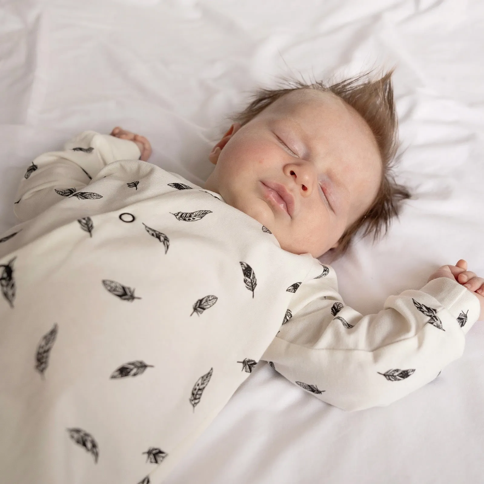 Feather print cotton sleepsuit